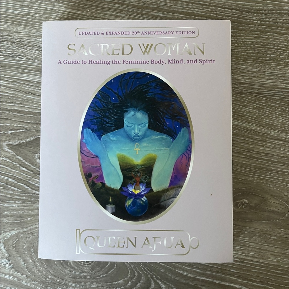 Sacred Woman A Guide to Healing the Feminine Body, Mind and Spirit by Qu…